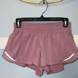 Lululemon- Hotty Hot Low-Rise Lined Short 2.5”